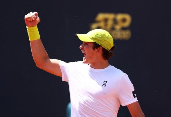 Atual n&uacute;mero 30 do mundo, o carioca Jo&atilde;o Fonseca estrear&aacute; em Roland Garros &agrave;s 10h de domingo (23) contra o franc&ecirc;s o franc&ecirc;s Luka Pavlovic (240&ordm; no ranking mundial) (Imagem:Reuters/Yves Herman/Proibida reprodu&ccedil;&atilde;o)
