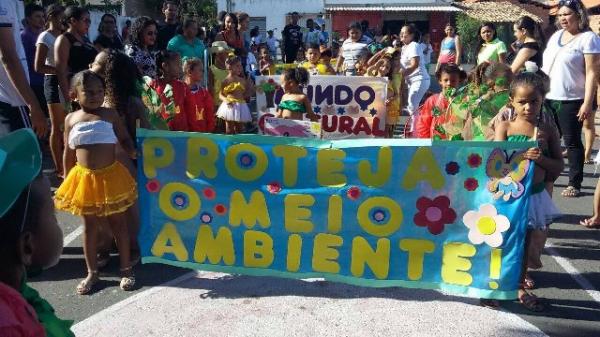  Alunos da educa&ccedil;&atilde;o infantil participam do desfile c&iacute;vico antecipado.(Imagem:SECOM)