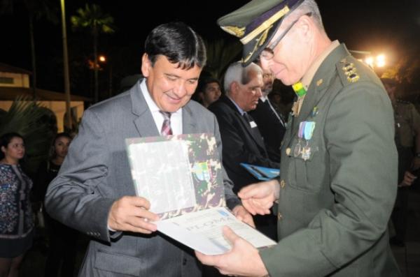  Governador Wellington Dias recebe homenagem do 2&ordm; BEC.(Imagem:Paulo Barros)