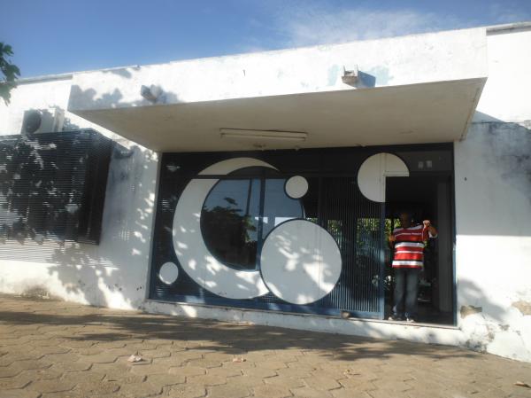 Indignados com falta d?&aacute;gua, usu&aacute;rios estra&ccedil;alham portas da Agespisa.(Imagem:FlorianoNews)