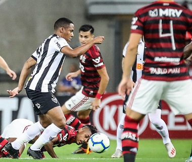 Flamengo vence Atlético-MG e amplia folga na liderança