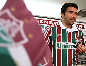 Deco é apresentado e agradece o esforço da diretoria tricolor