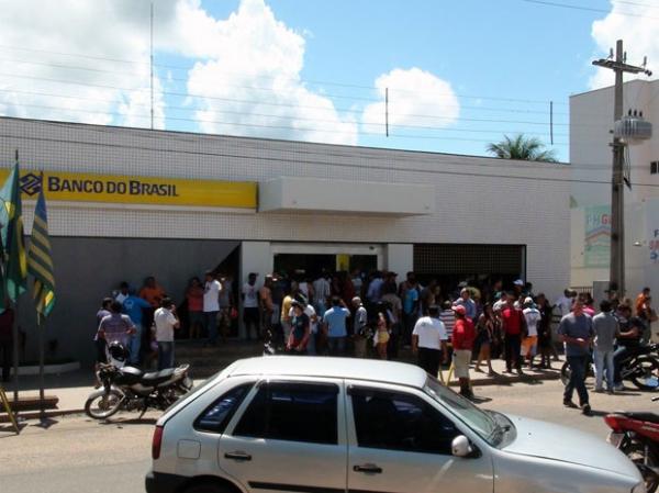 Bando assalta dois bancos, Correios e foge levando reféns em Bom Jesus