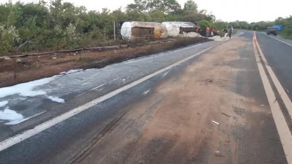 Caminh&atilde;o tombou na BR 343 no Piau&iacute;.(Imagem:Divulga&ccedil;&atilde;o/PRF-PI)