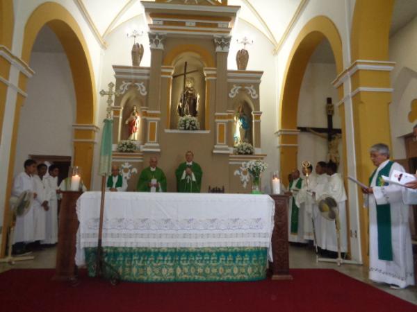 Fieis participam da última missa de Dom Valdemir na Catedral São Pedro de Alcântara