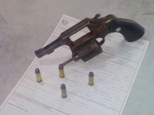 Uma arma foi apreendida com um dos suspeitos.(Imagem:Divulga&ccedil;&atilde;o/Pol&iacute;cia Militar)