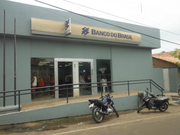 Professores de Bar&atilde;o de Graja&uacute; reclamam o n&atilde;o recebimento do FUNDEB.(Imagem:FlorianoNews)