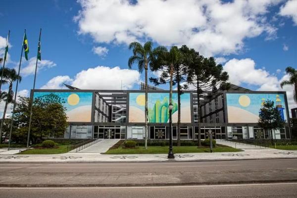 Prefeitura de Curitiba abre 117 vagas de estágio com remuneração de até R$ 2,5 mil; veja cargos
