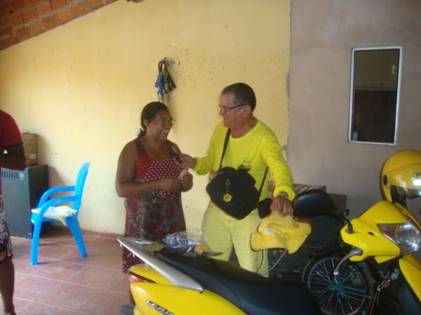 Entregando Presentes(Imagem:reda&ccedil;ao)