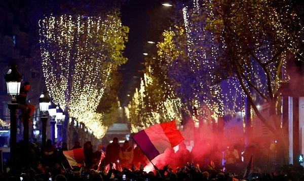Paris comemora vitória francesa sobre Marrocos na Copa do Catar