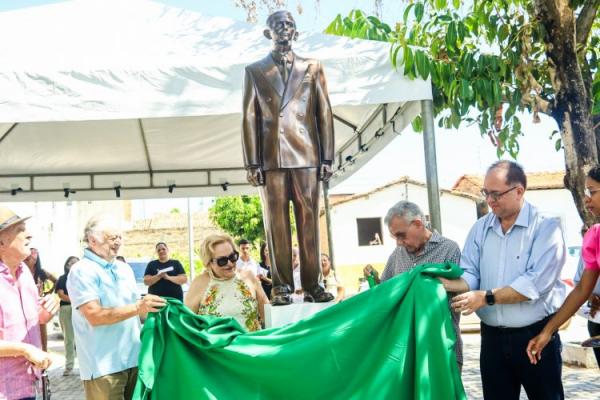 129 ANOS: Prefeitura de Floriano inaugura estátua em homenagem ao educador Dr. Manoel Sobral Neto(Imagem:Secom)
