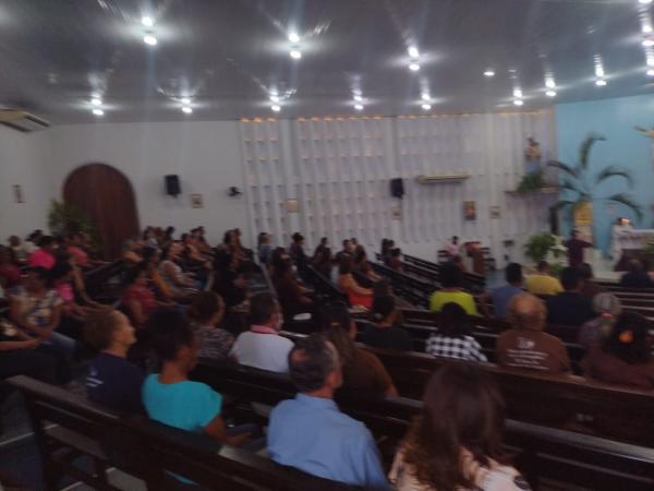 Comunidade se re&uacute;ne na Igreja Matriz de Nossa Senhora das Gra&ccedil;as para celebrar o padroeiro dos animais e da natureza(Imagem:FlorianoNews )