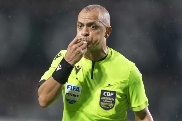 &Aacute;rbitro Wilton Pereira Sampaio durante partida entre Coritiba e S&atilde;o Paulo.(Imagem: Hedeson Alves/AGIF)