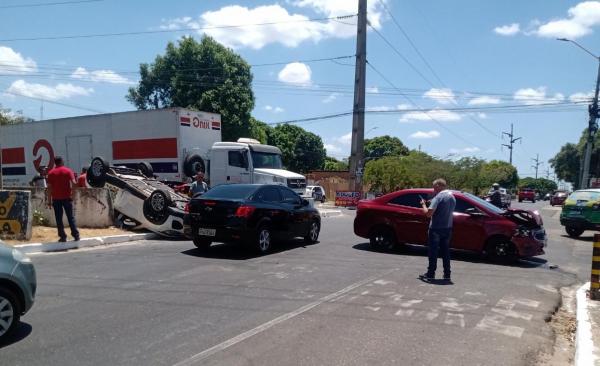 Táxi capota em acidente na zona Sul de Teresina