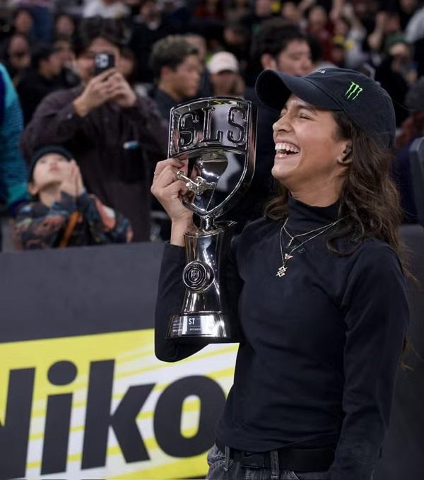 Rayssa Leal é campeã da etapa de Tóquio da SLS