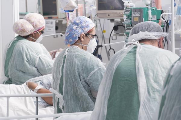 Profissionais da sa&uacute;de atendem pacientes com Covid-19 em leitos de UTI [Unidade de Terapia Intensiva].(Imagem:MISTER SHADOW/ASI/ESTAD&Atilde;O CONTE&Uacute;DO)