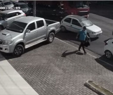 Assaltante destrava carro estacionado e furta notebook em Teresina