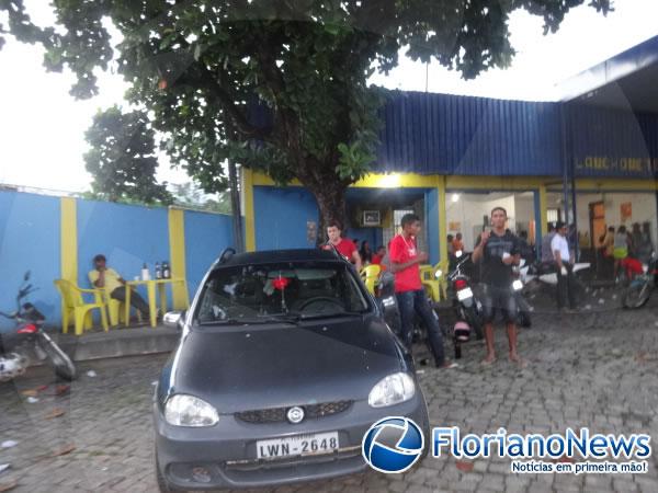 PM &eacute; acionada para conter farra em posto de combust&iacute;vel.(Imagem:FlorianoNews)