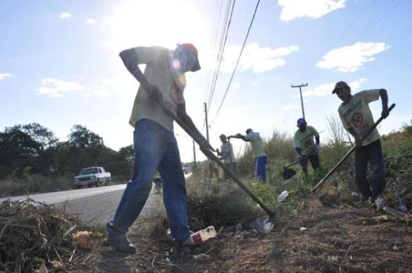 Equipes da Secretaria de Infraestrutura avançam nos trabalhos de limpeza em Floriano