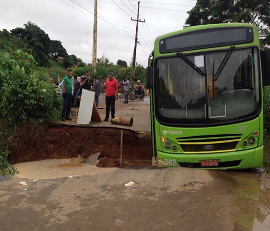 Ônibus cai em buraco após vazamento em tubulação da Agespisa