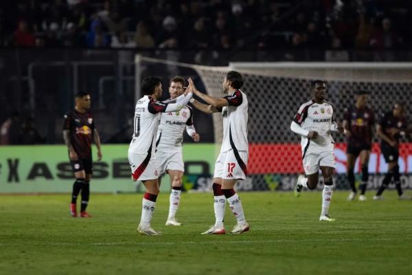 Arrascaeta e Vi&ntilde;a em Bragantino x Flamengo.(Imagem: Joisel Amaral/AGIF)