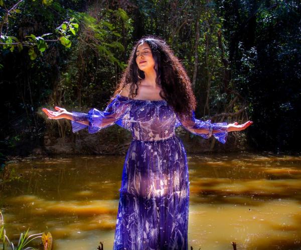 Aline Calixto propõe mergulho infantil no universo religioso afro-brasileiro com álbum "Pontinhos de