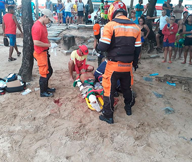 Morre jovem mordido por tubarão em praia de Pernambuco