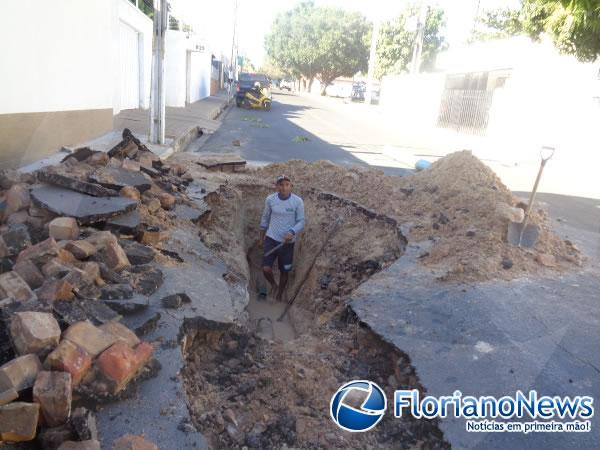 Rompimento de cano provocou falta d'&aacute;gua nos bairros de Floriano.(Imagem:FlorianoNews)