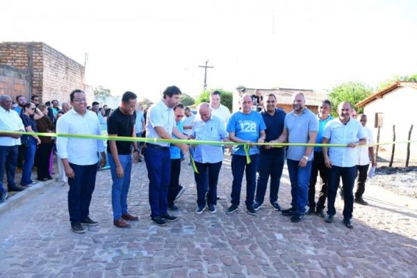Prefeitura de Floriano entrega mais seis ruas cal&ccedil;adas &agrave; popula&ccedil;&atilde;o nos 128 anos da cidade(Imagem:Secom)