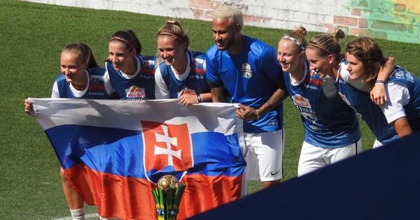 Neymar participa da comemora&ccedil;&atilde;o da Eslov&aacute;quia, campe&atilde; feminina.(Imagem: Ana Canhedo)
