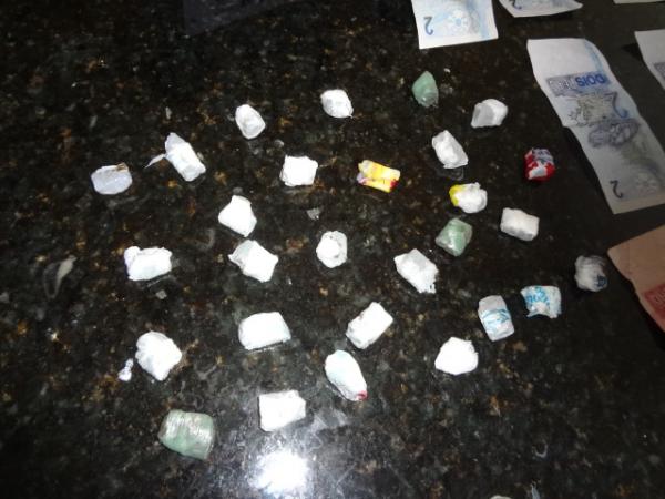 Menor &eacute; apreendido com 28 trouxas de drogas em Floriano.(Imagem:FlorianoNews)