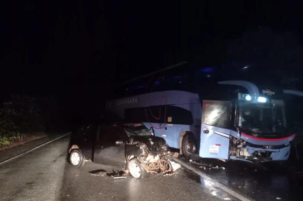  Cantora e amigo morrem em colis&atilde;o entre carro e &ocirc;nibus na BR-222, no Piau&iacute;.(Imagem: Pol&iacute;cia Rodovi&aacute;ria Federal )