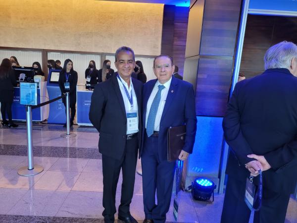 Tim Mendes com o presidente da da Confedera&ccedil;&atilde;o Nacional do Com&eacute;rcio, Jos&eacute; Roberto Tadros(Imagem:Reprodu&ccedil;&atilde;o)