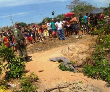 Homem é encontrado morto dentro de buraco no quintal de casa