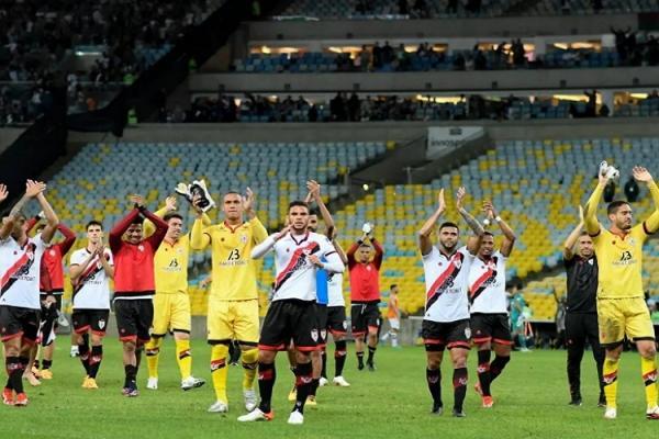 David Braz é expulso e Fluminense perde para o Atlético-GO no Maracanã