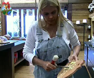 Sozinha, Monique Evans começa a preparar o almoço