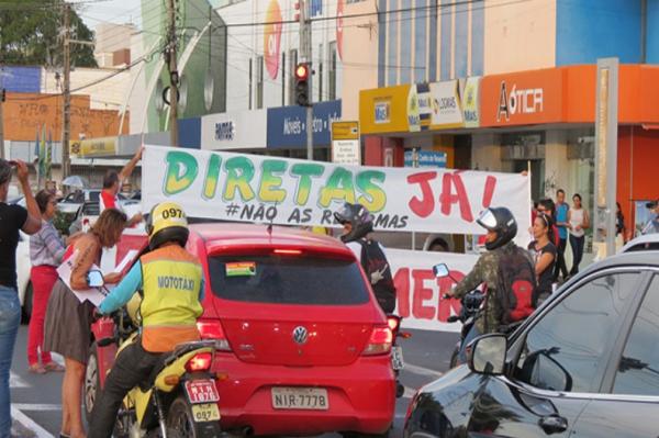Manifestantes gritam "Fora Temer" e pedem eleições diretas em Teresina