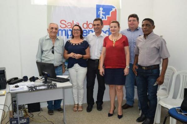 Consultora do Sebrae apresenta servi&ccedil;os da Sala do Empreendedor para servidores municipais.(Imagem:Waldemir Miranda)