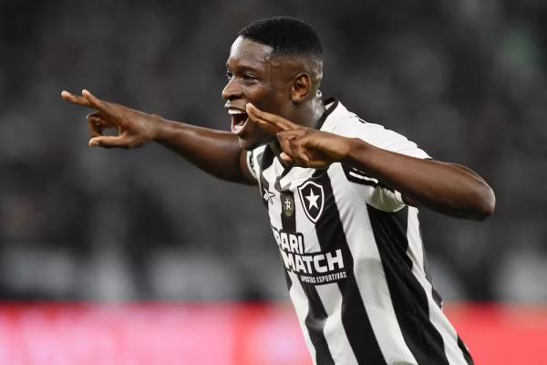 Palmeiras x Botafogo: Estêvão e Luiz Henrique estão na pré-lista de Dorival para eliminatórias