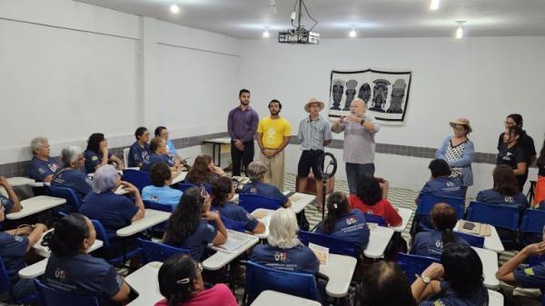 Alunos da Uespi usam o teatro para levar educação financeira a idosos da Unati