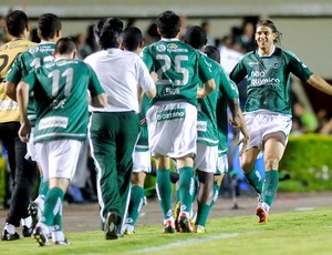 Com festa no Serra, Goiás vence, convence e sai na frente na decisão
