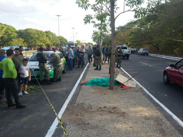 Piloto morre após moto se chocar contra árvore na Avenida Maranhão