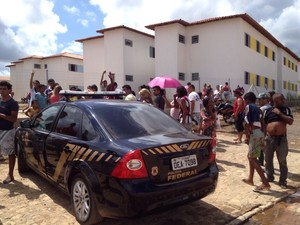 Imóveis do Minha Casa são invadidos e rodovia é bloqueada contra despejo