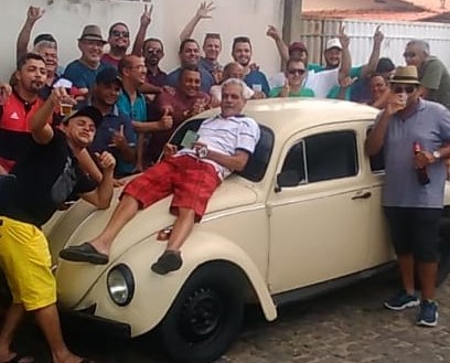 Clientes compram carro e presenteiam dono de bar em Floriano