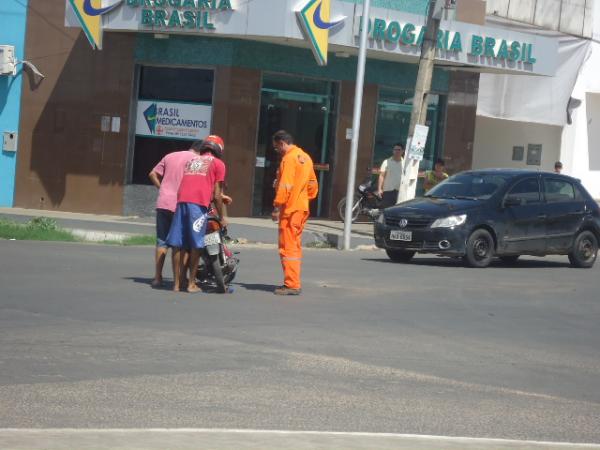 Sem&aacute;foro apagado causa acidente na Avenida Dr. Jos&eacute; Ribamar Pacheco.(Imagem:FlorianoNews)