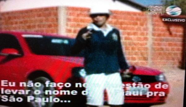 Cena 2: Paulynho Paix&atilde;o fala para as pessoas na sua frente: 