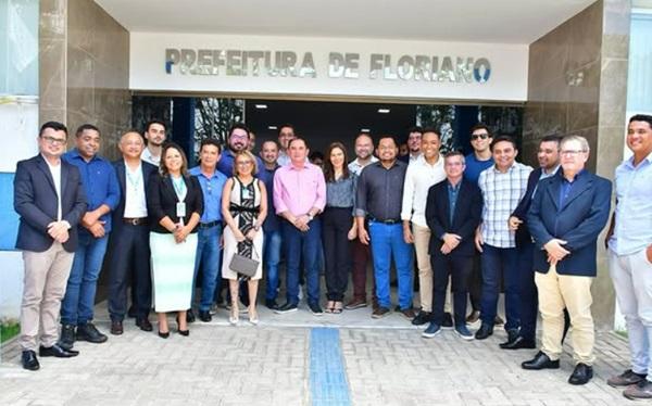 Prefeito Antonio Reis formaliza contrato para a construção de 372 unidades habitacionais em Floriano.(Imagem:Reprodução/Instagram)