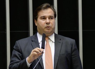 Interino na Presidência, Rodrigo Maia sanciona alteração que afrouxa LRF