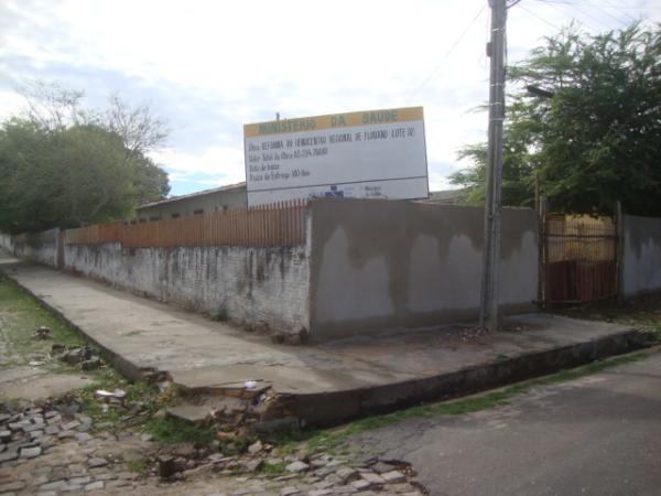 Iniciou o dia registrando os &oacute;rg&atilde;os p&uacute;blicos, nessa foto parte da reforma do Hemocentro de Floriano(Imagem:reda&ccedil;&atilde;o)