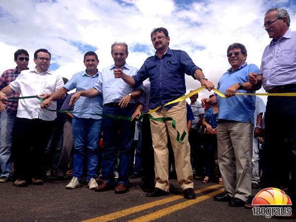 Gustavo Neiva participou da entrega da primeira etapa de pavimenta&ccedil;&atilde;o entre Gilbu&eacute;s e Santa Filomena.(Imagem:180graus)